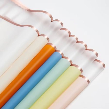 ورق بلاستيك تنسيق باقات ورد مع اطار ذهبي